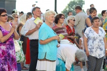 Праздник семьи, любви и верности в Хабаровске.  Венчание супружеских пар архиепископом Хабаровским и Приамурским Игнатием. 17 июля 2011г.